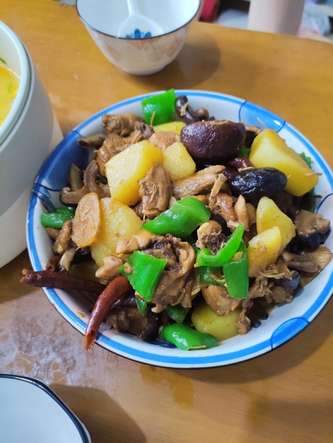 香菇炖鸡腿肉土豆