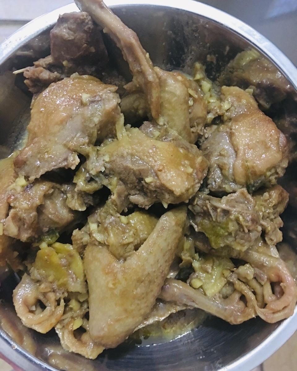 沙姜焗乳鸽煲