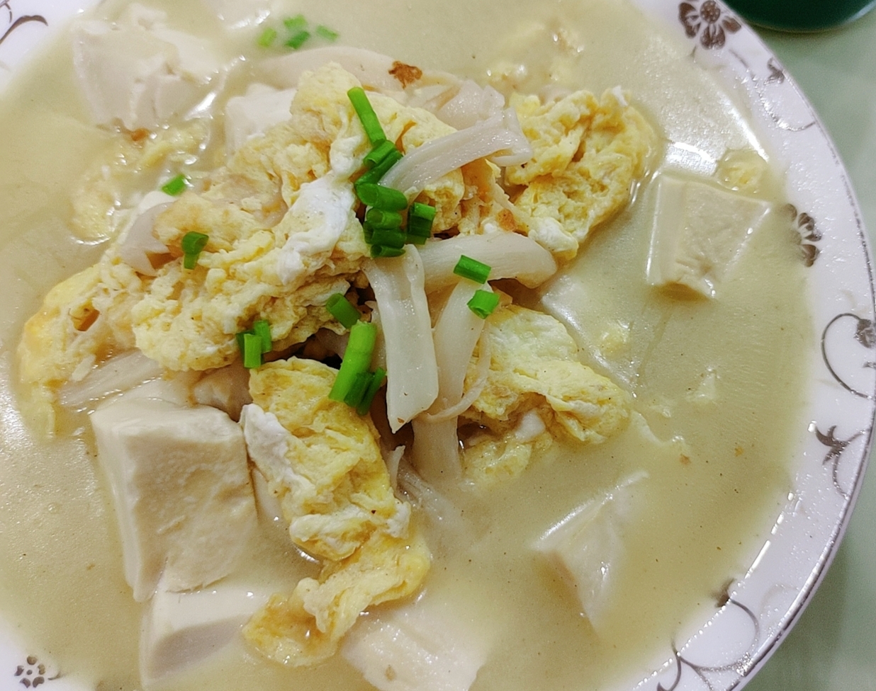 家常鸡蛋豆腐蘑菇汤