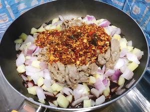 快手菜界的下饭利器2👉🏼洋葱土豆肥牛卷的做法 步骤5