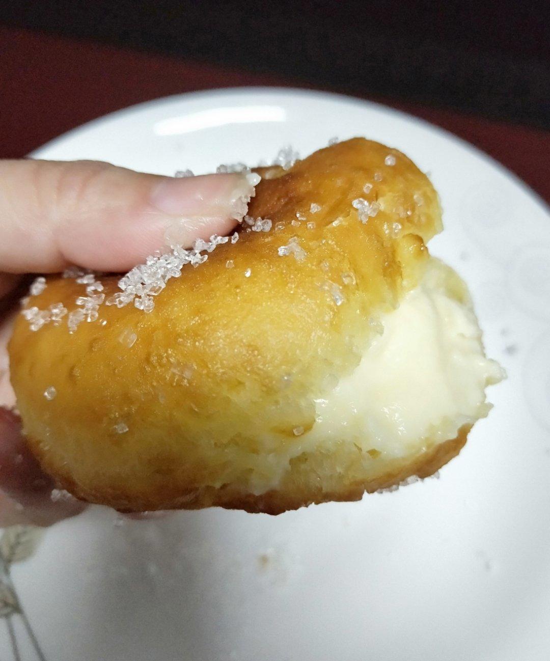 好吃到哭泣的甜甜圈VANILLA CREAM-FILLED DOUGHNUTS
