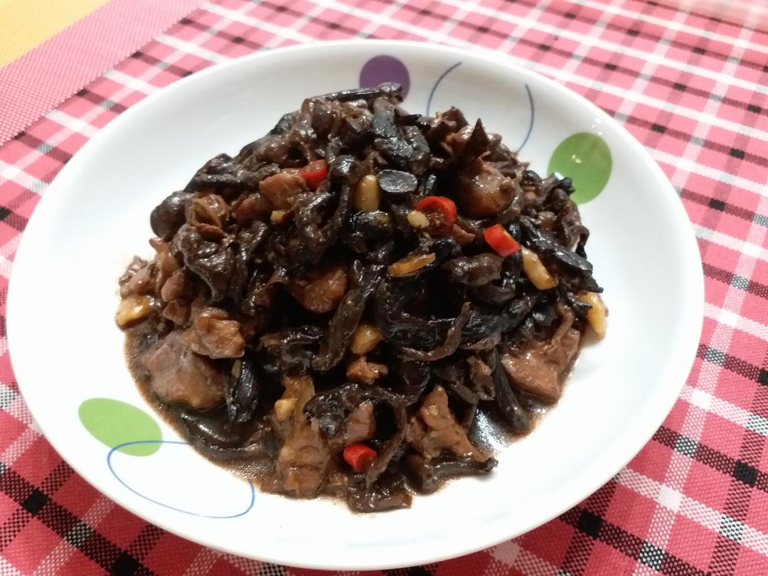 榛蘑焖鸡腿肉~推盘推盘，诱惑太大，要不就撑啦的做法