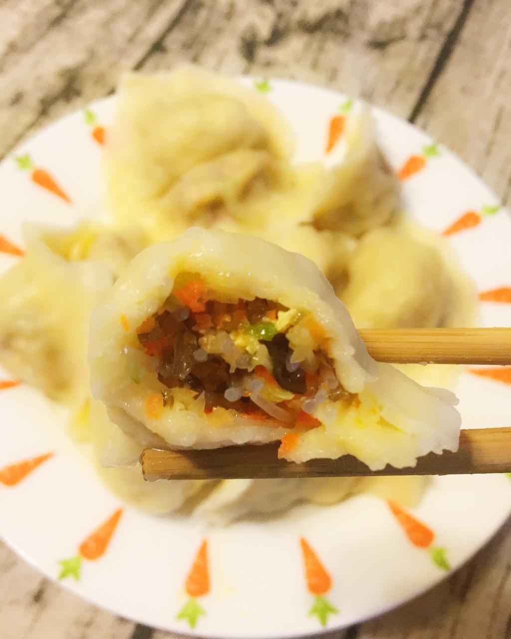 秦贝做的素小鲜饺子 加了鸡蛋,好鲜啊 赞 木耳,笋干,粉丝,豆腐,胡萝卜