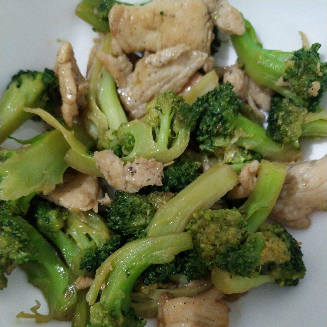 鸡肉蘑菇炒西兰花
