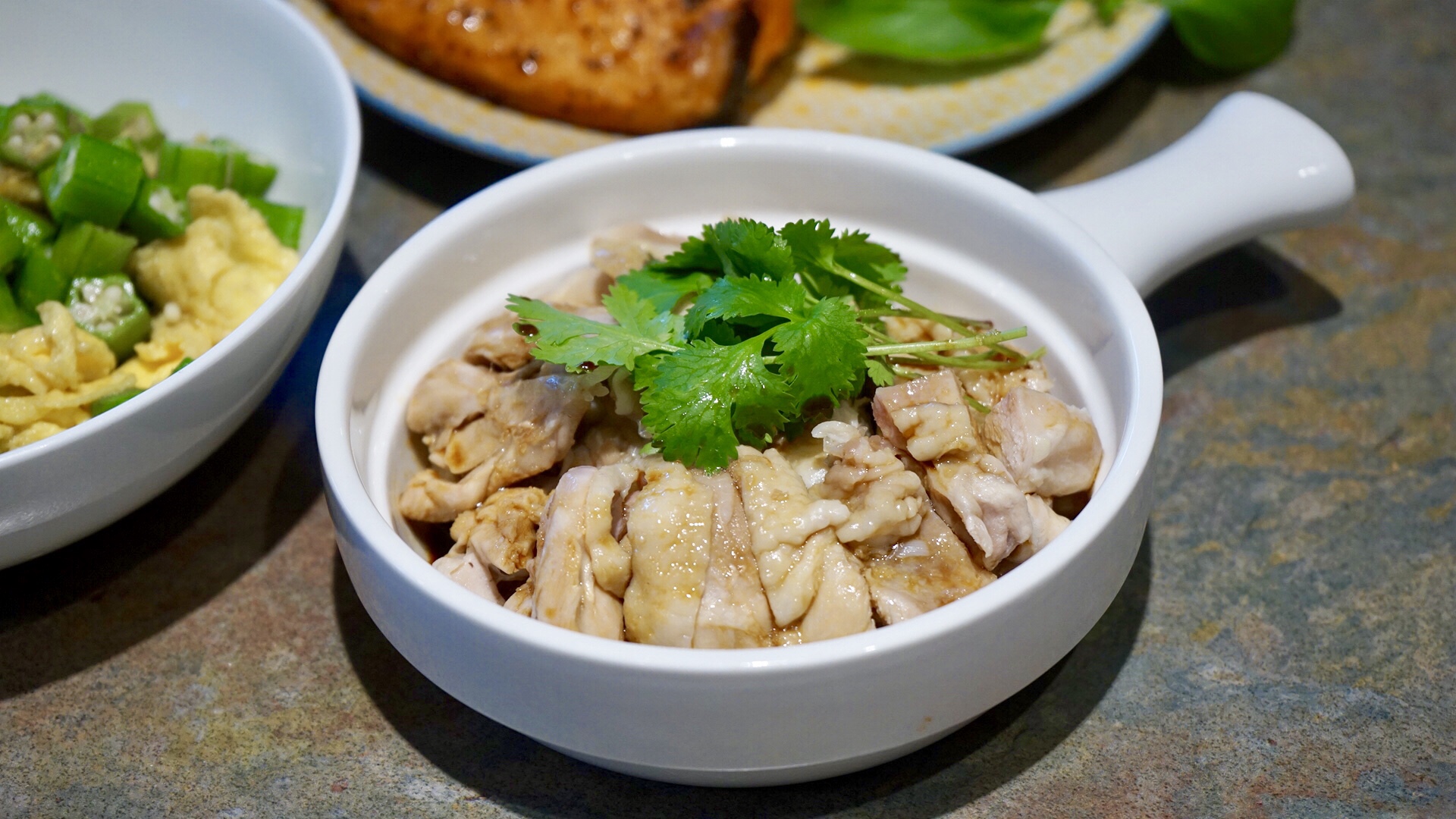 葱姜蒸鸡腿肉-健康简单的肉食凉菜的做法