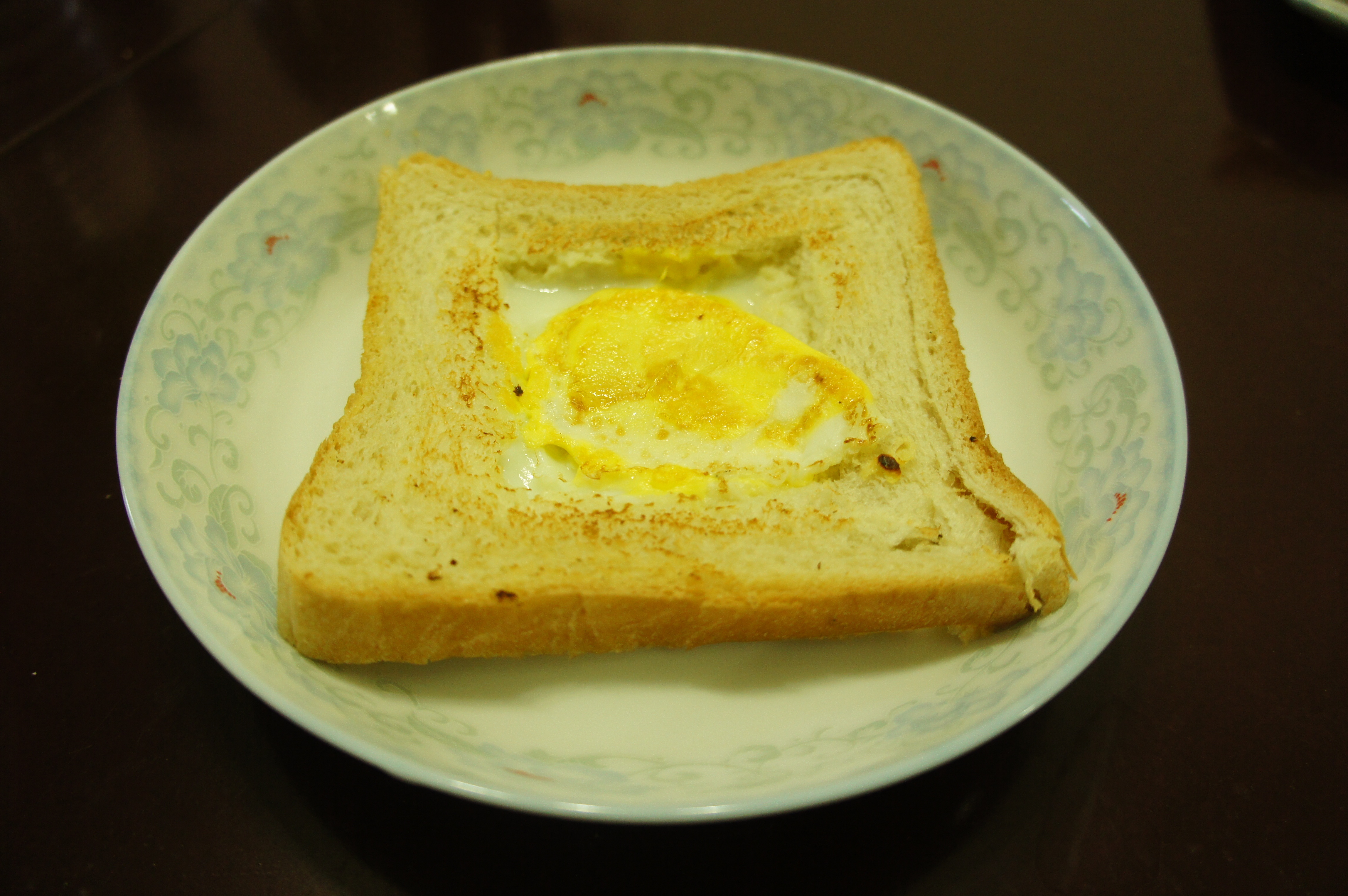 土司煎蛋 Egg-in-a-hole