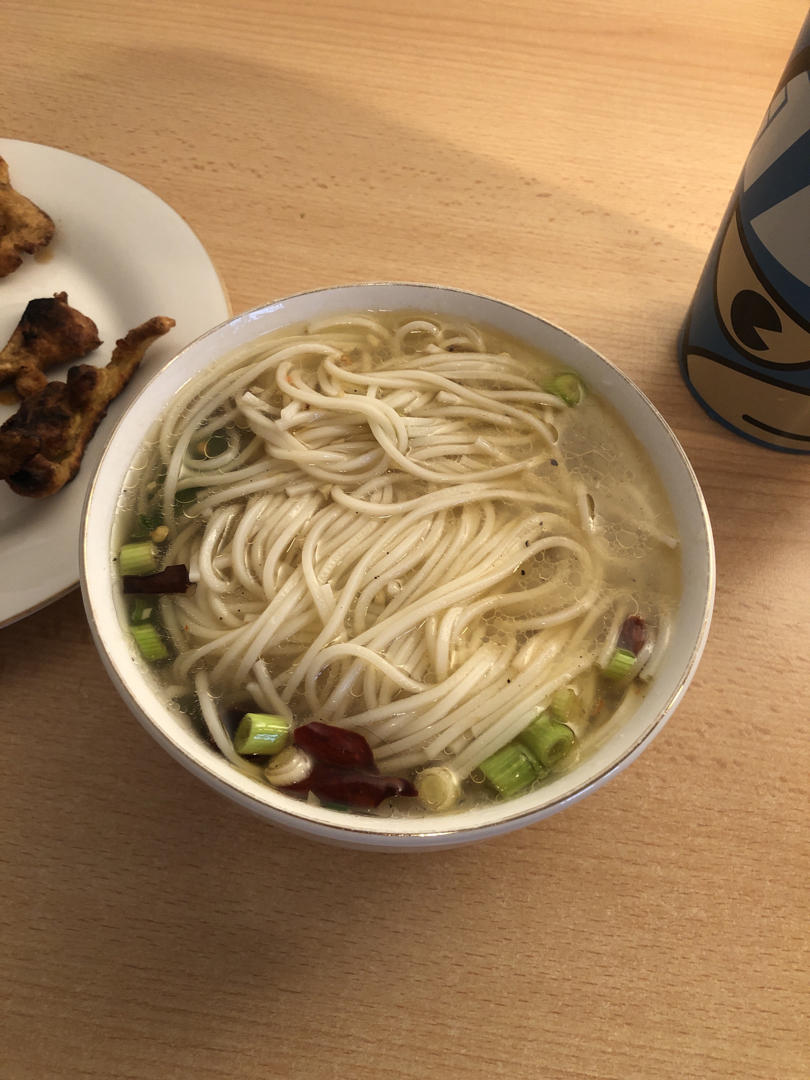 一碗清汤面 🍜 —— 秋日里的治愈系