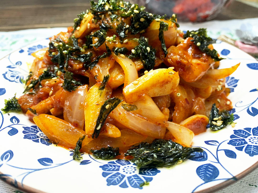 不加一滴油的辣白菜炒五花肉的做法