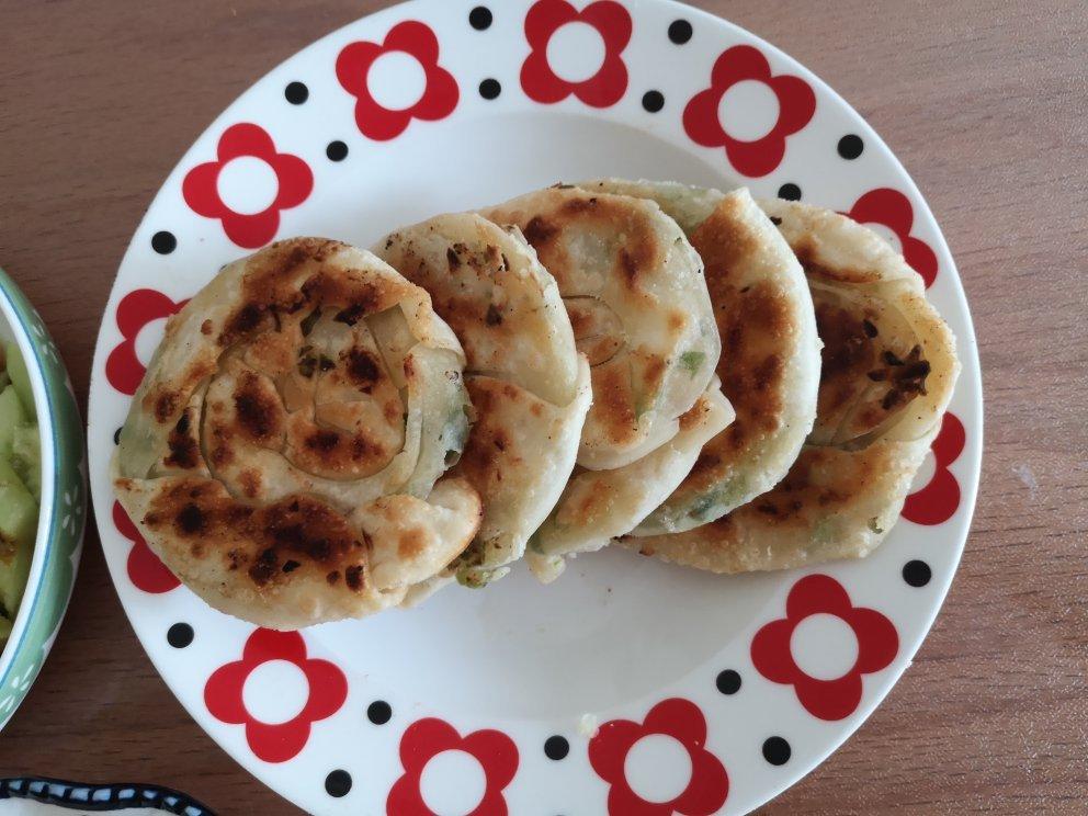 饺子皮做葱花小饼