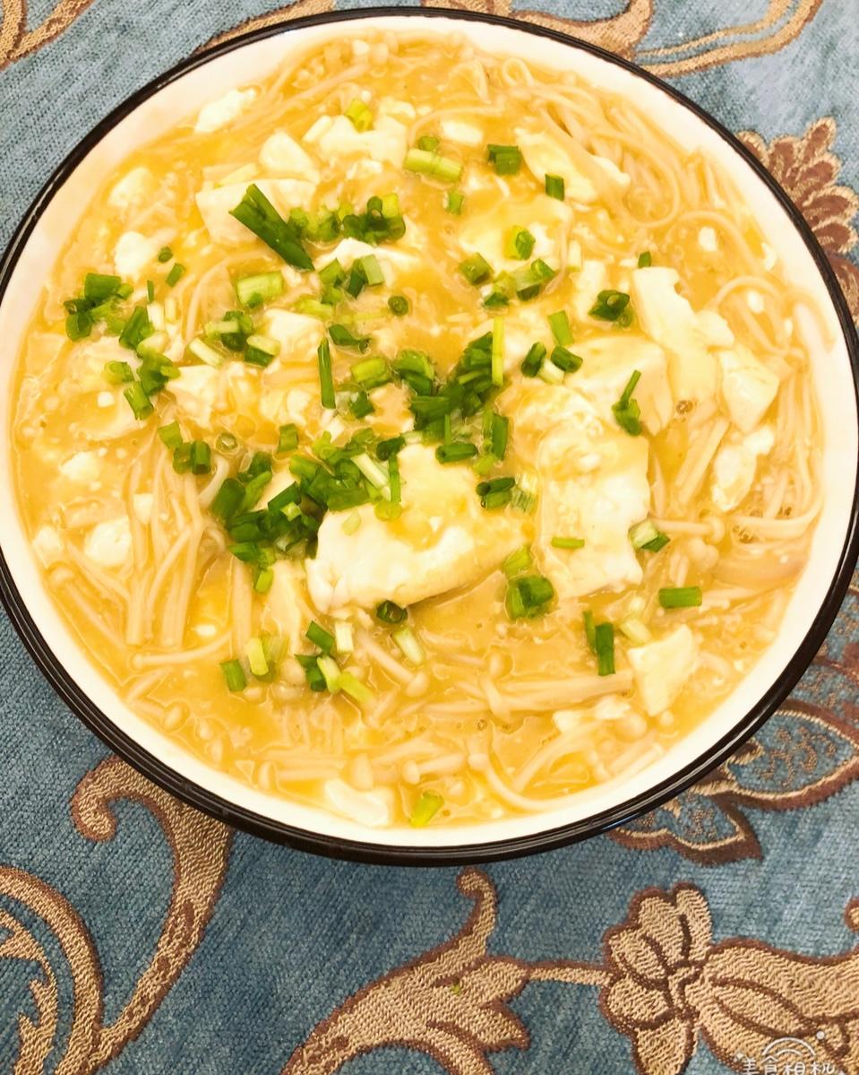 改良版的鸭蛋黄炖豆腐金针菇