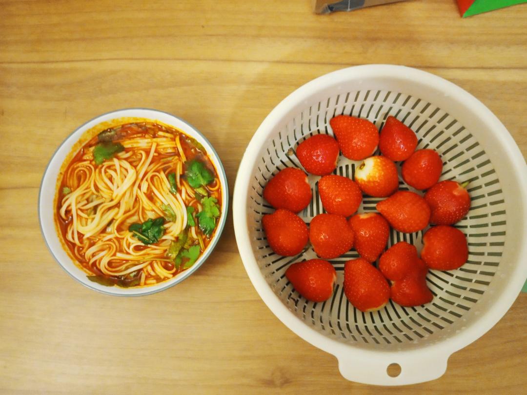 超级无敌美味懒人酸汤麻辣面（十分钟搞定色香味俱全）