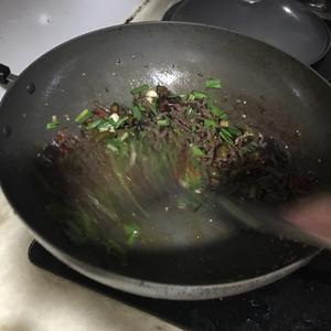 酸辣椒炒牛肉的做法 步骤6