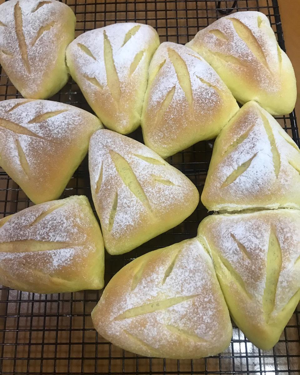 紫薯豆沙肉松麻薯软欧包