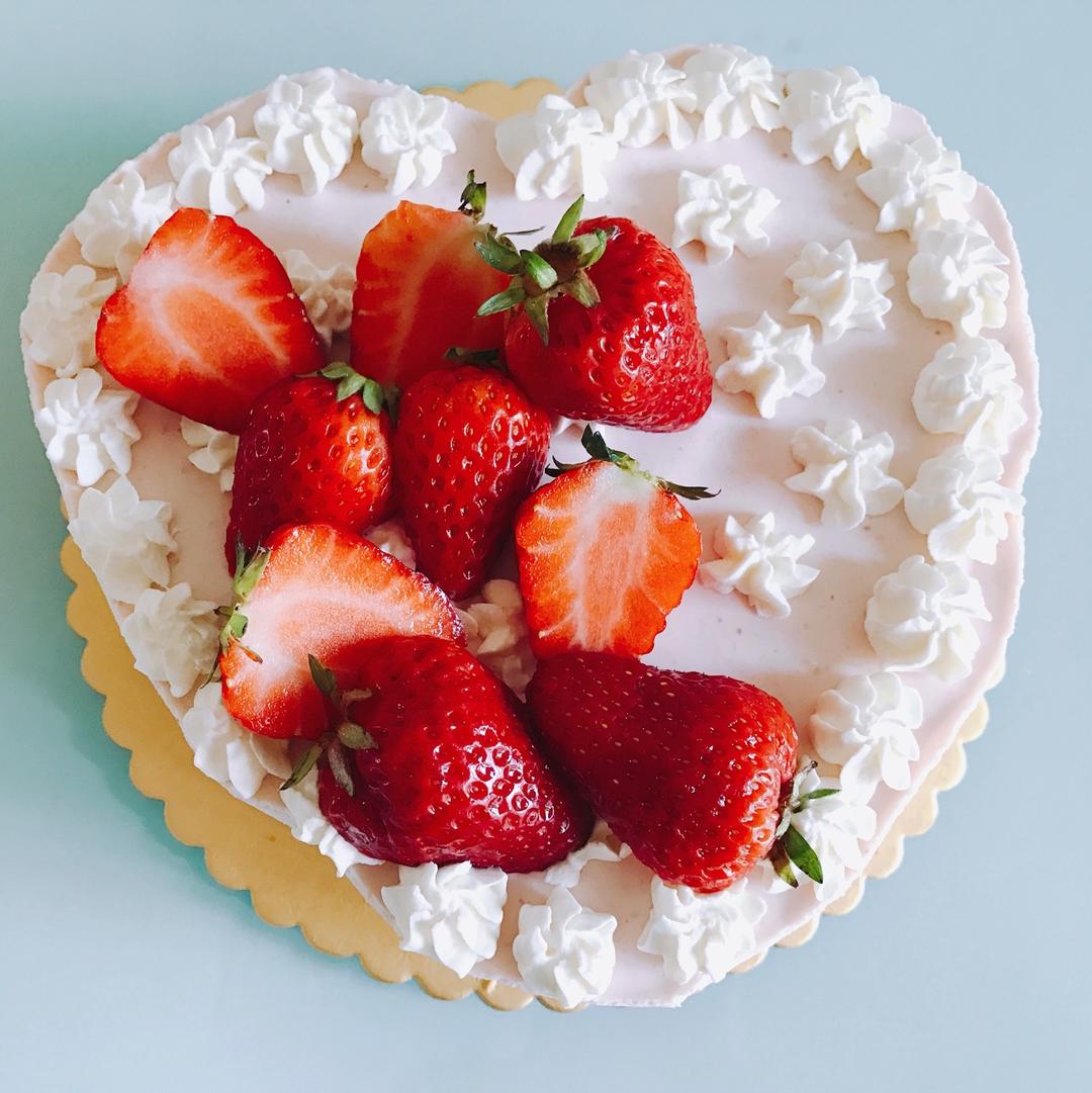 sunnyzong做的心形草莓慕斯蛋糕