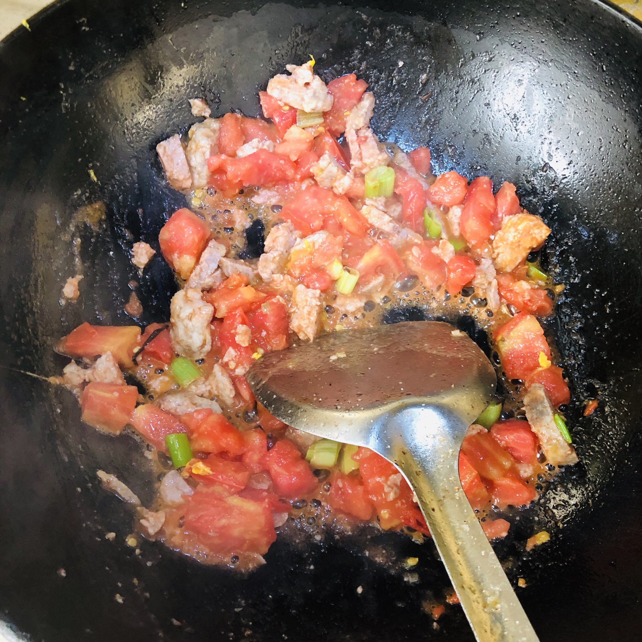 肉丸番茄炒面的做法 步骤3