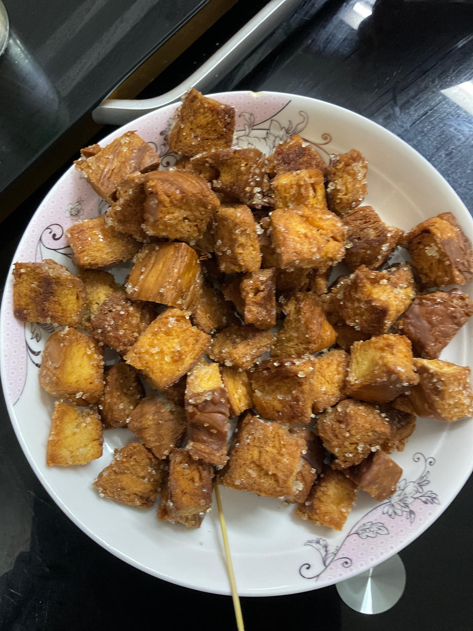 超级简单的焦糖肉桂面包粒