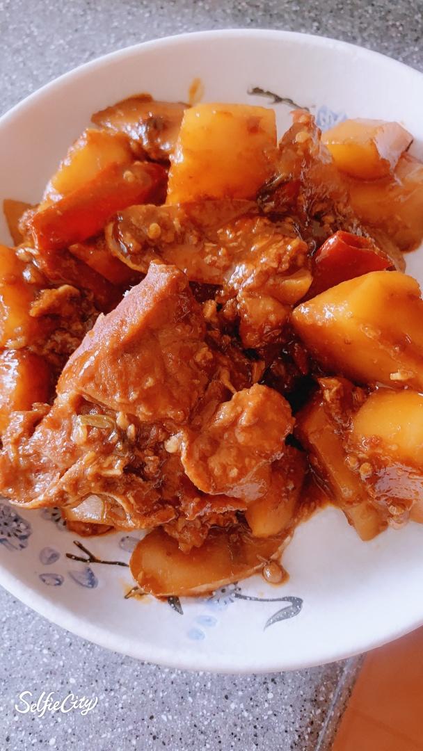菌香土豆炖排骨，这样做味道更鲜香