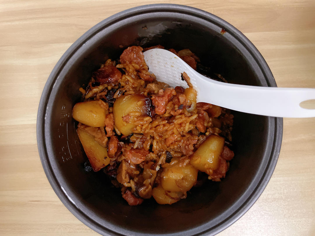咕嘟焖饭汁——香菇土豆甜肠焖饭