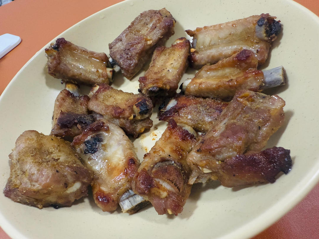 外焦里嫩！好吃到舔手指的蒜香烤排骨