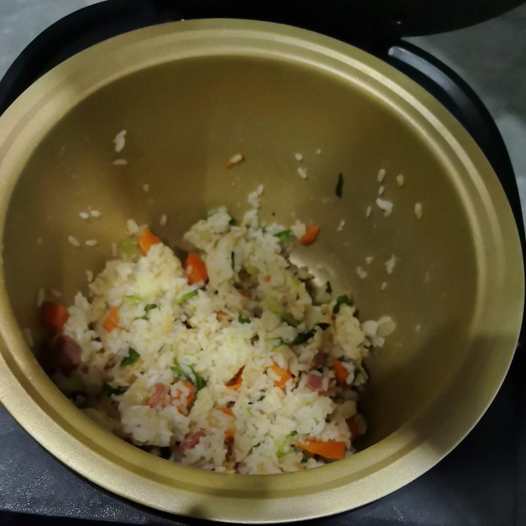 懒人版电饭锅焖香肠土豆胡萝卜菜饭
