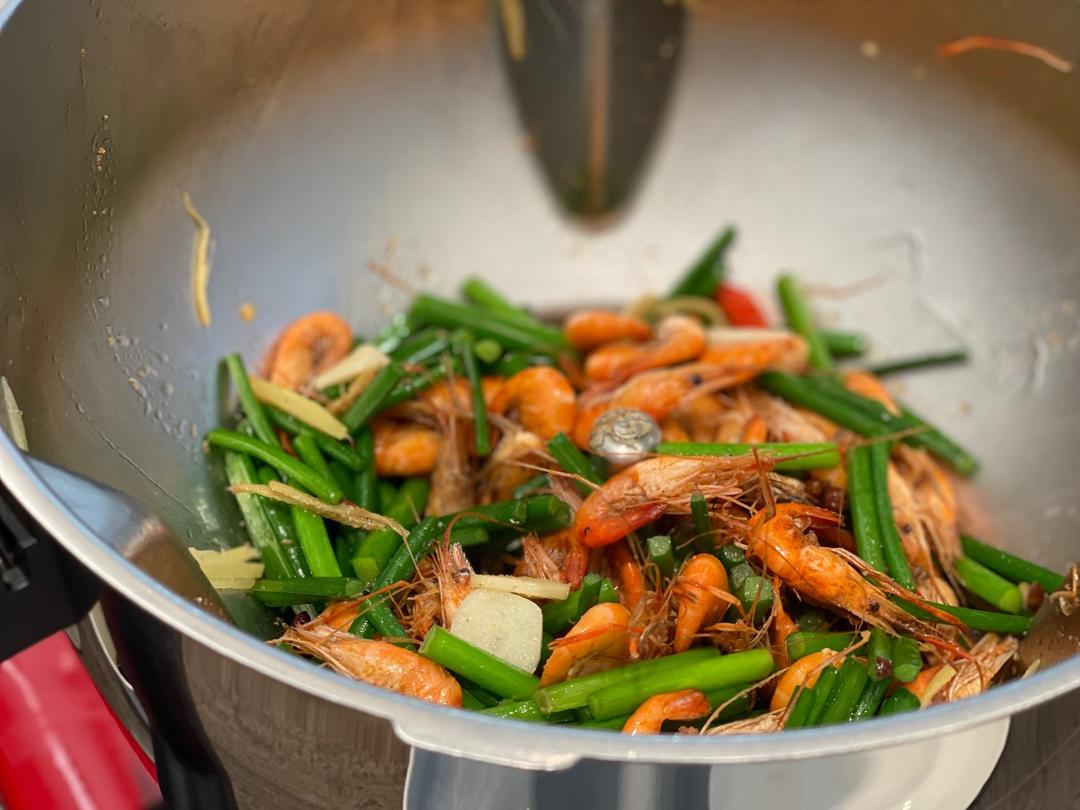 超鲜的韭苔炒河虾 夏日时令菜 玛捷斯的做法
