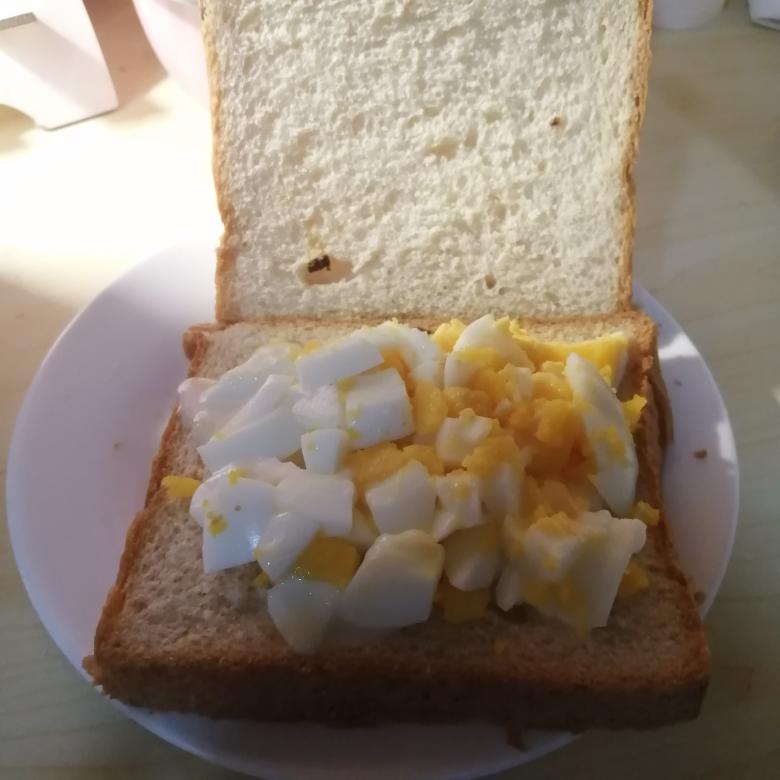 【三明治】鸡蛋碎+炼奶/沙拉酱+吐司