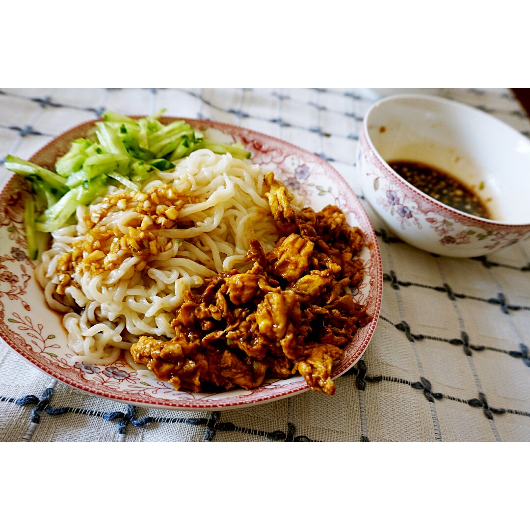 酱鸡蛋拌面