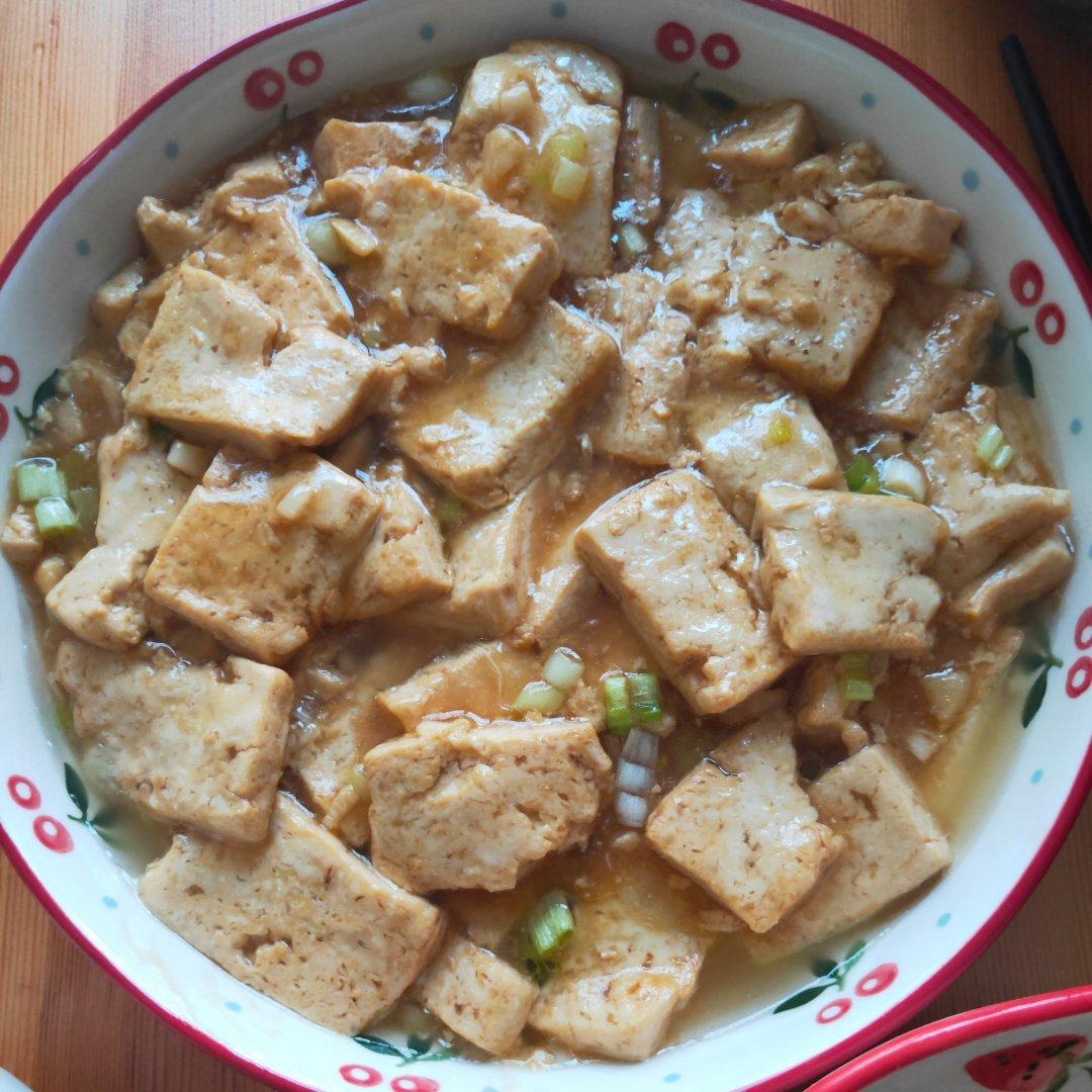 不放肉也超下饭的葱焖豆腐