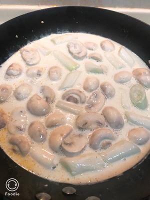 又酸又辣又下饭的德式奶油葱煮蘑菇鸡的做法 步骤2