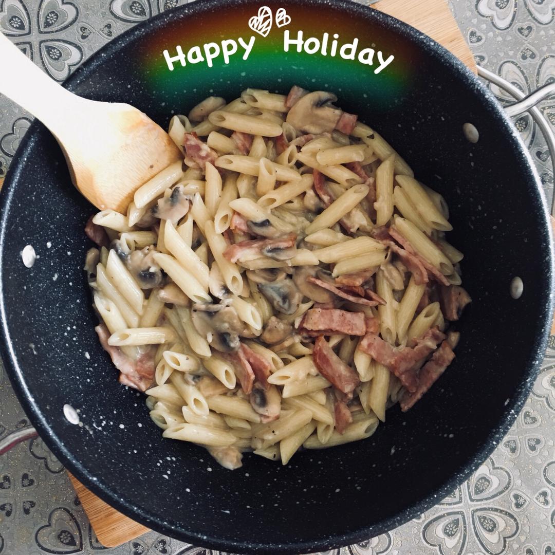 白汁蘑菇培根意粉
