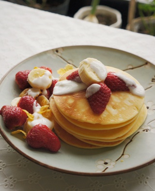 【酸奶松饼yogurt pancake】，搭上黑莓果酱和枫糖的美味。