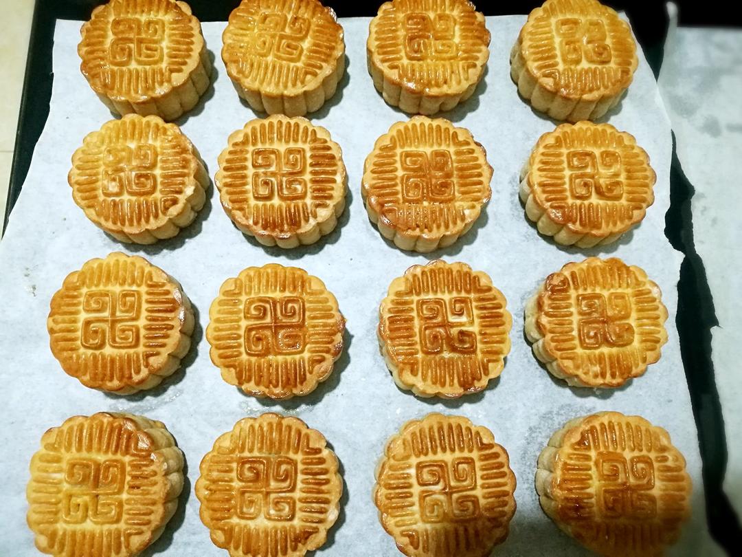 广式月饼－－蛋黄豆沙月饼