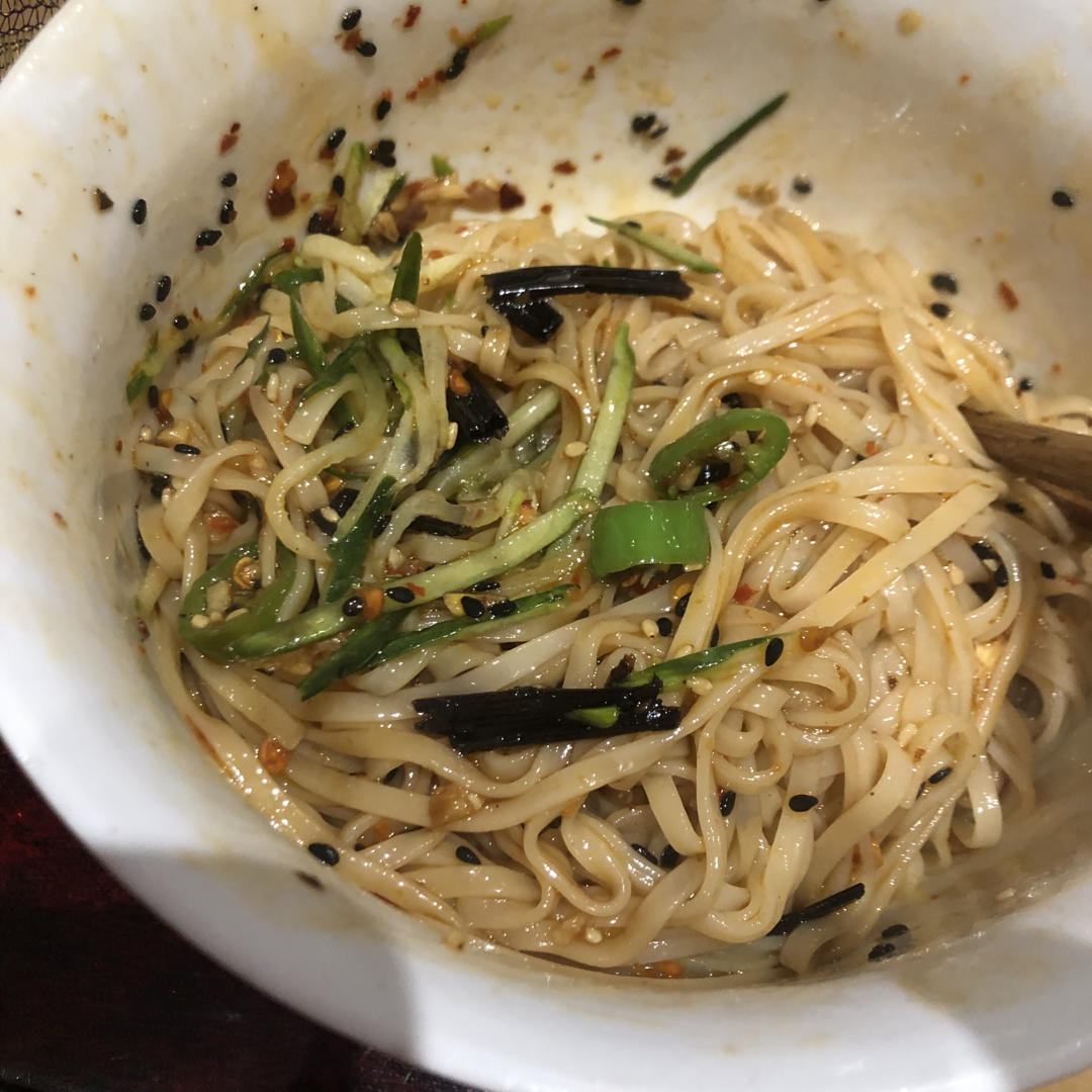 超香酸辣葱油拌面！好吃到停不下来~