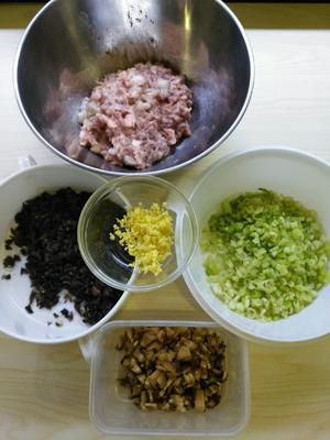 芹菜冬菇木耳猪肉饺的做法 步骤1