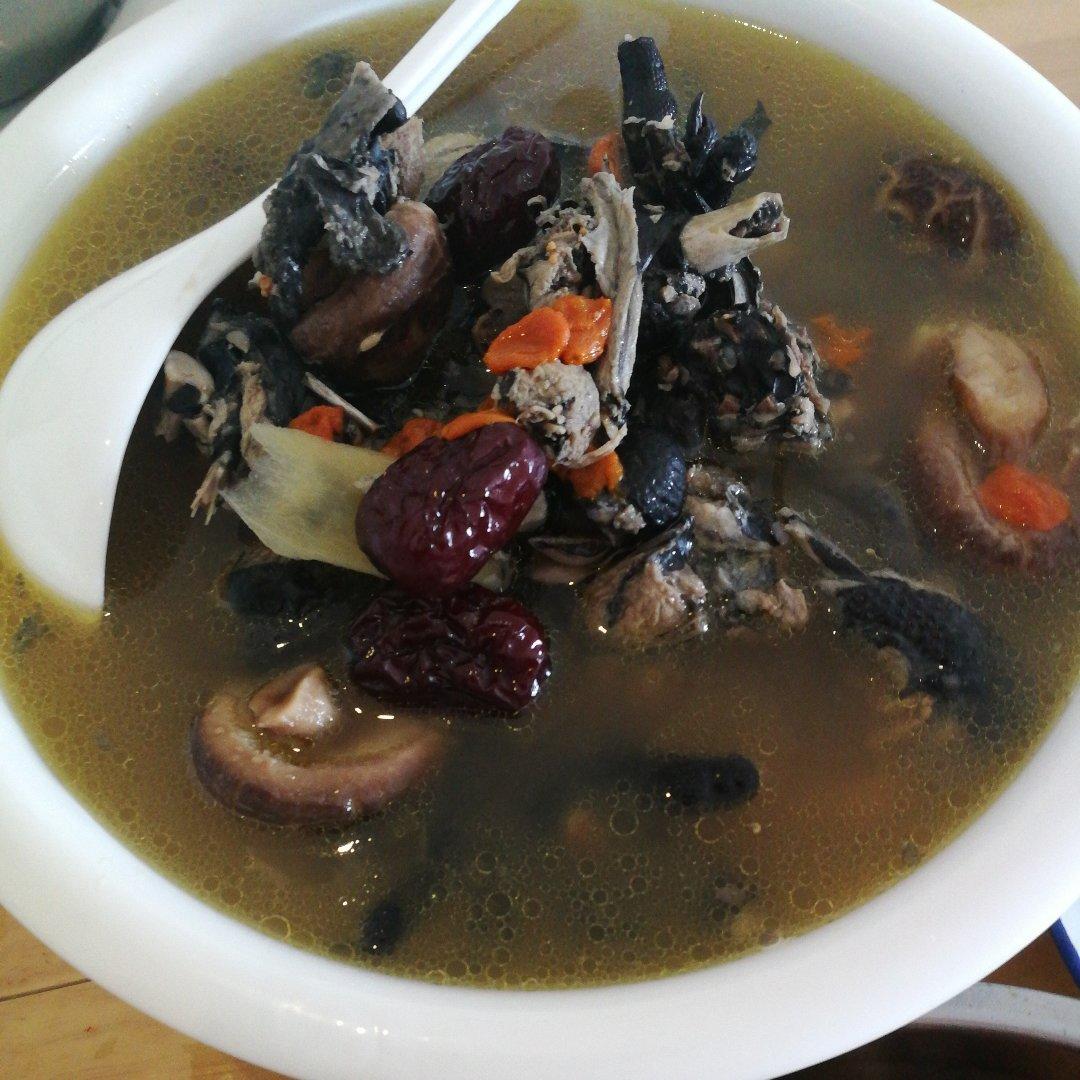 枸杞红枣乌鸡汤