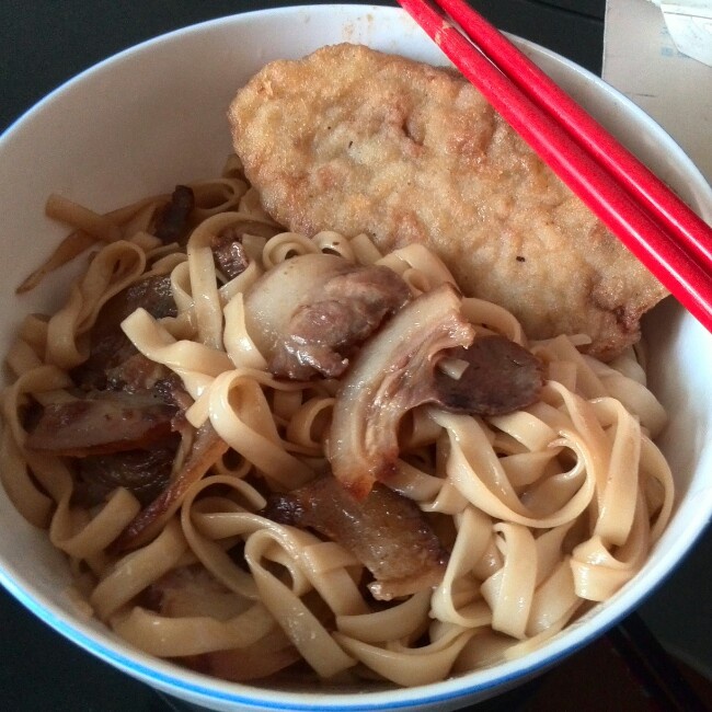 ①尾鱼鱼做的超香的猪头肉炒面