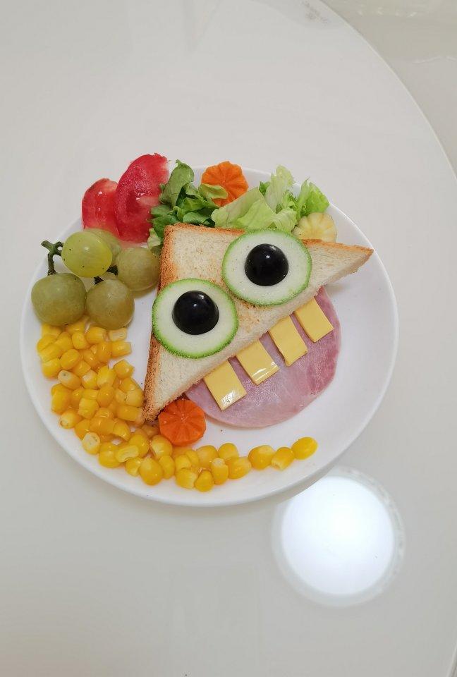 会吐舌头的大牙怪三明治