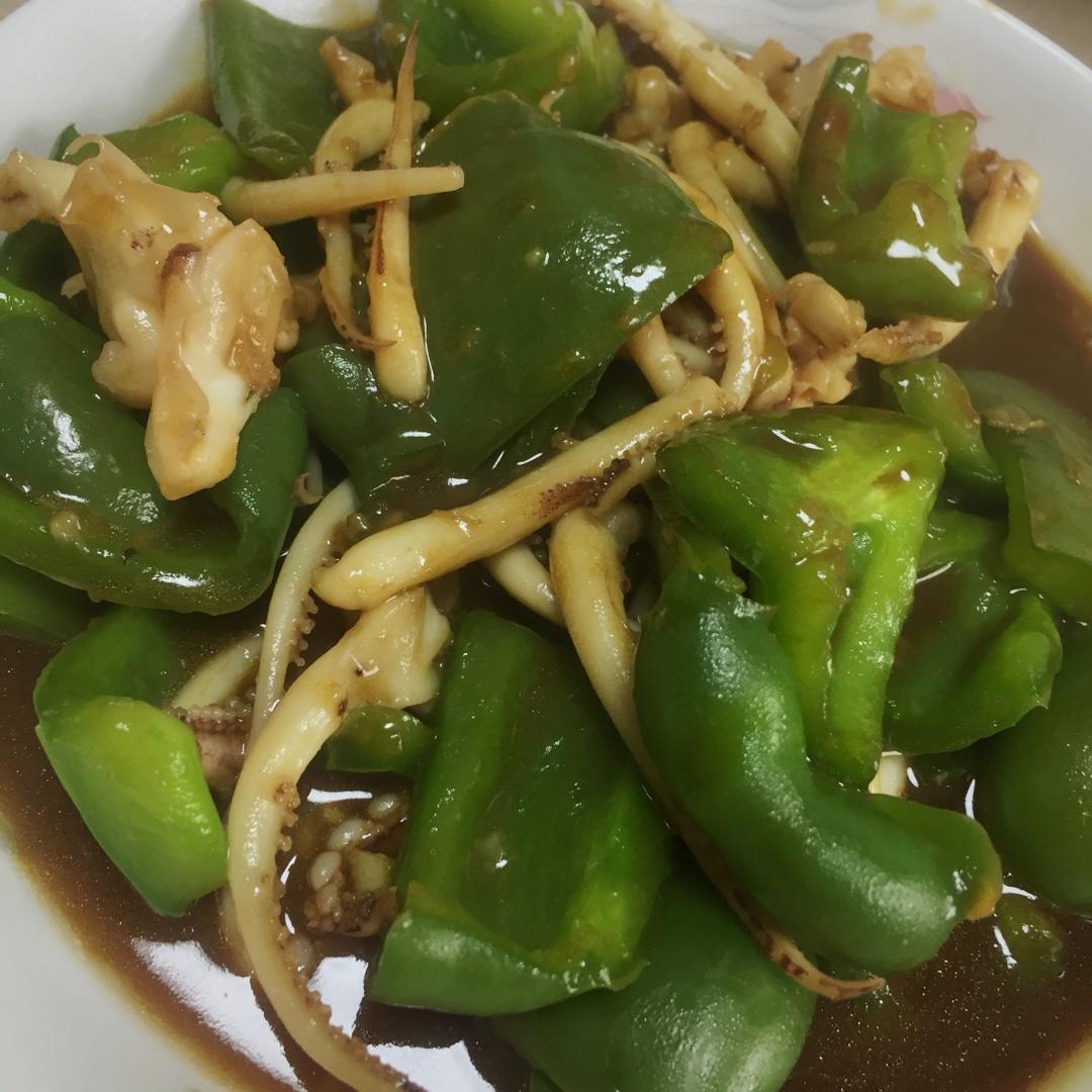 甜椒炒鱿鱼须的做法