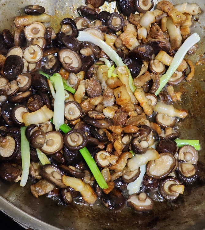 五花肉炖小蘑菇的做法