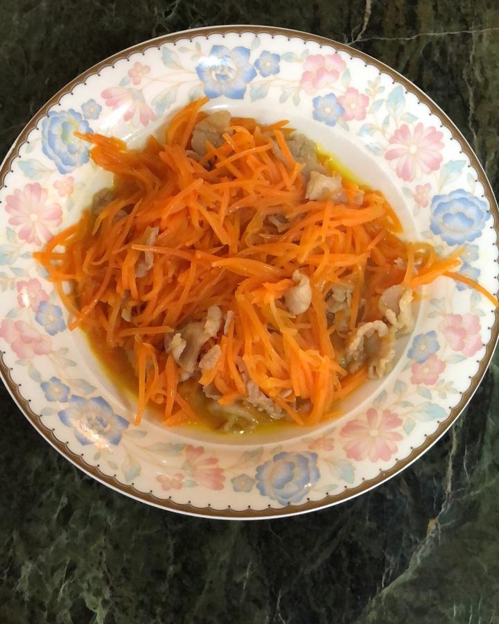 家常红萝卜丝炒肉
