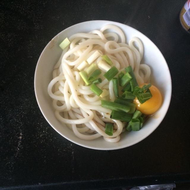 生鸡蛋拌乌冬面