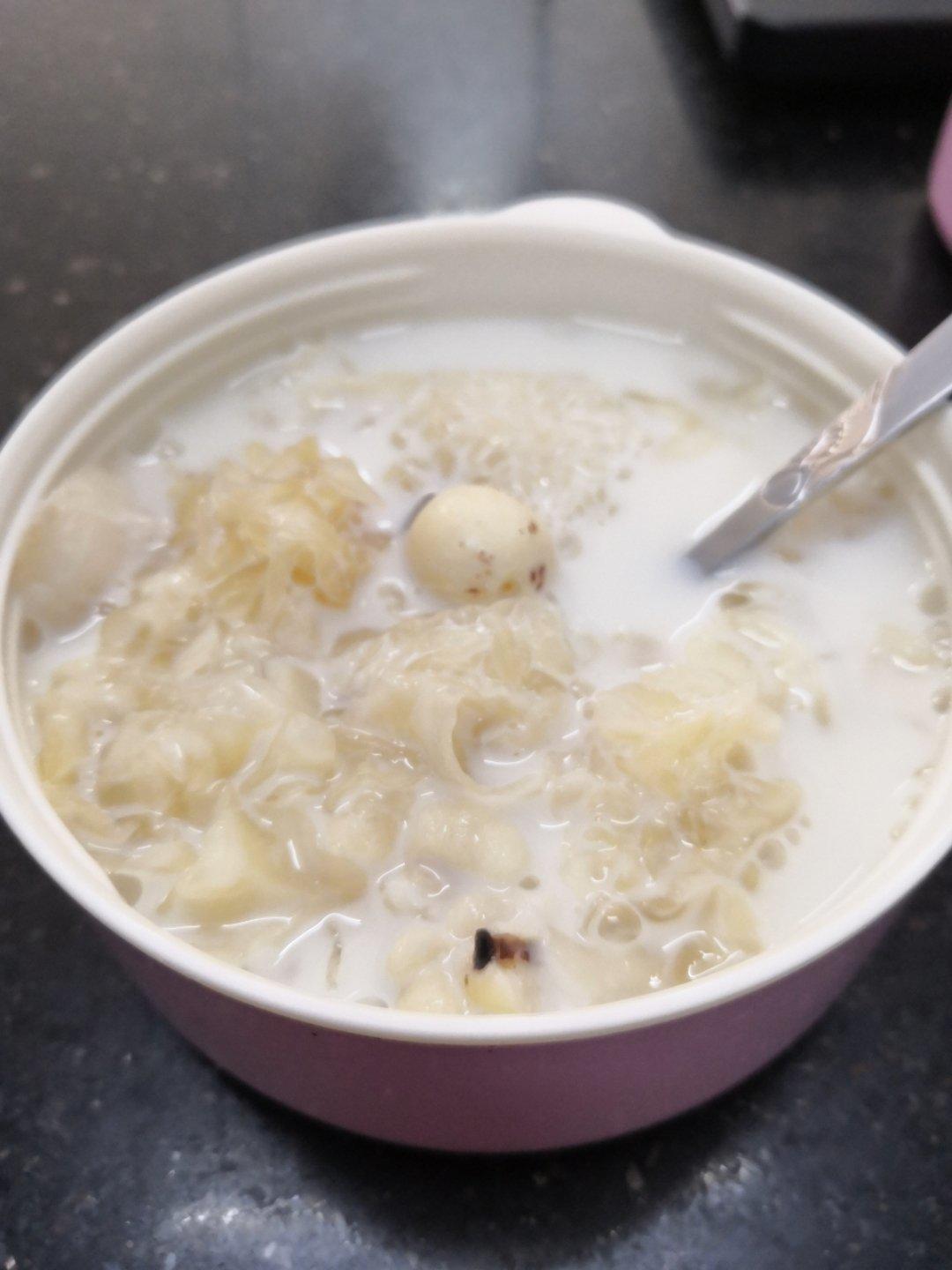 天干物燥，来碗银耳莲子羹吧