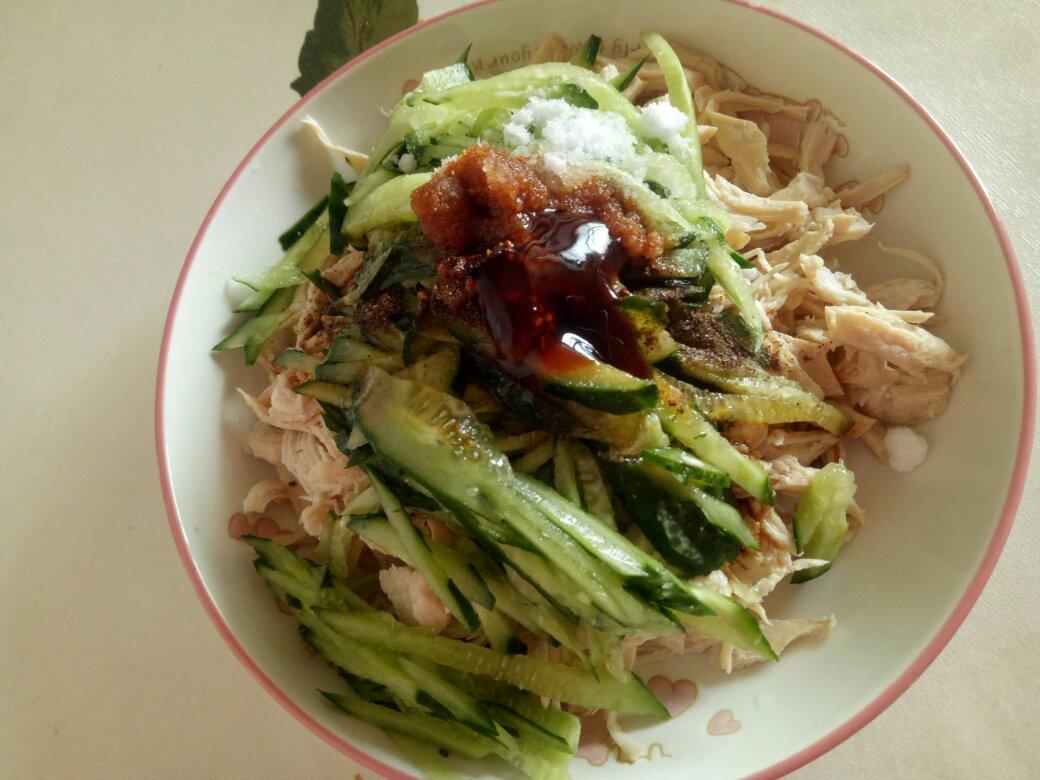 手撕麻辣鸡丝，麻麻辣辣的感觉很夏天