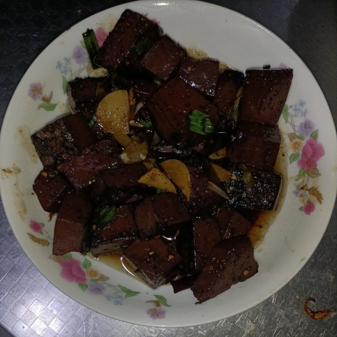 大蒜炒血豆腐