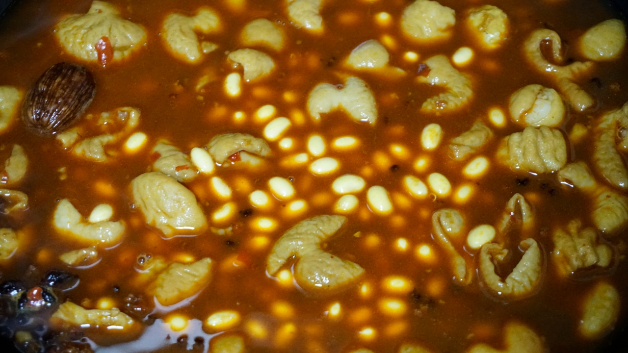轻轻松松就能做出来的黄豆烧肥肠的做法 步骤6
