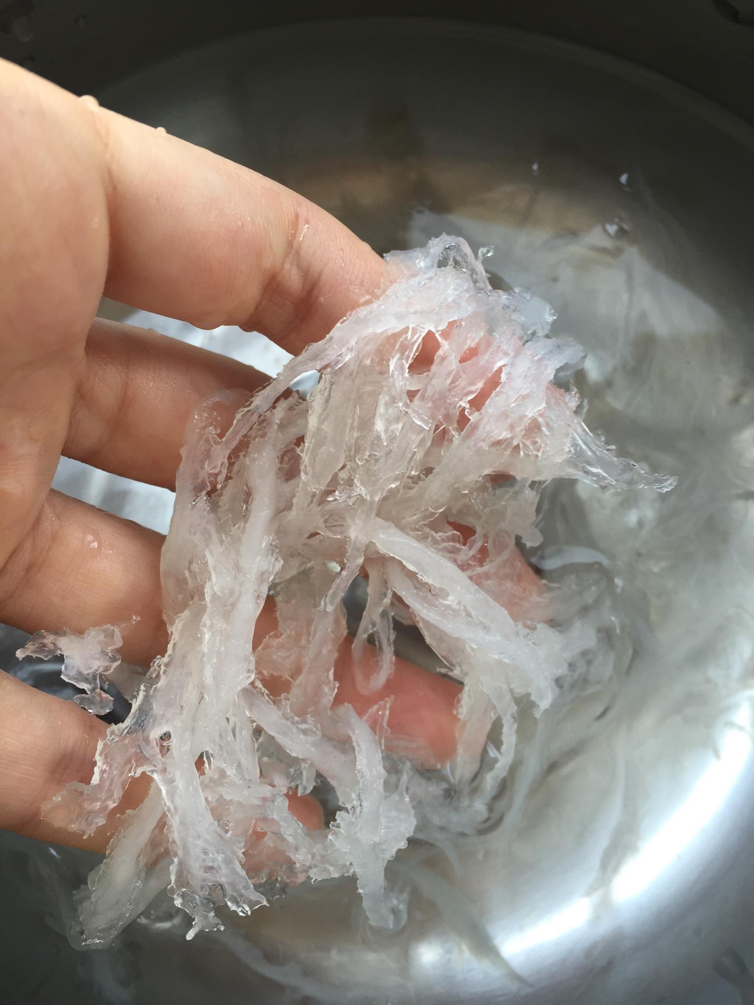 燕窝炖桃胶皂角米糖水的做法 步骤4