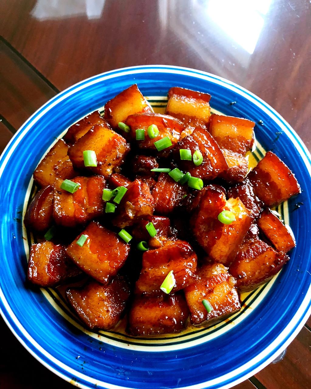 吃着碗里望着锅里的红烧肉