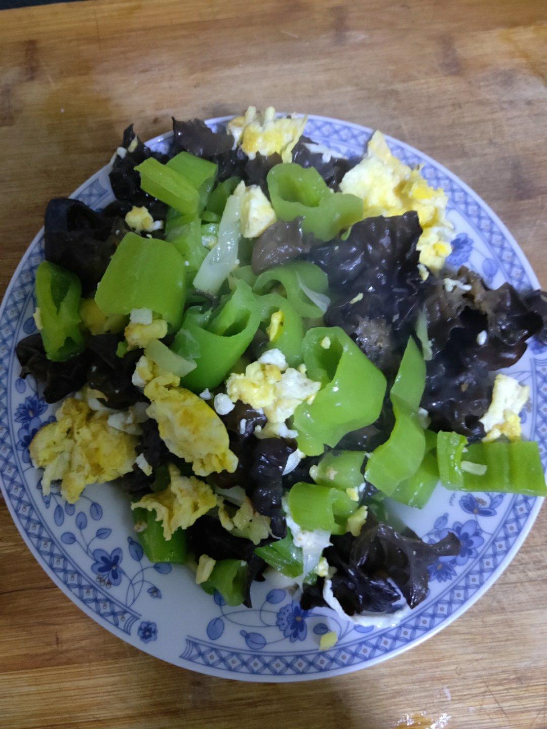 青椒丝木耳炒鸡蛋