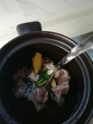 海带排骨玉米汤的做法 步骤3