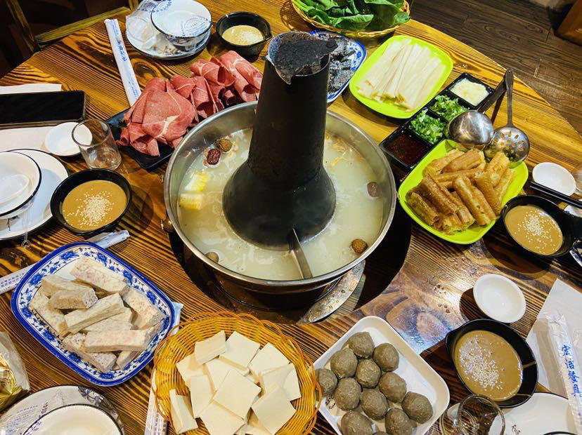冬天第一顿火锅安排上了吗？热气腾腾的麻辣火锅走起